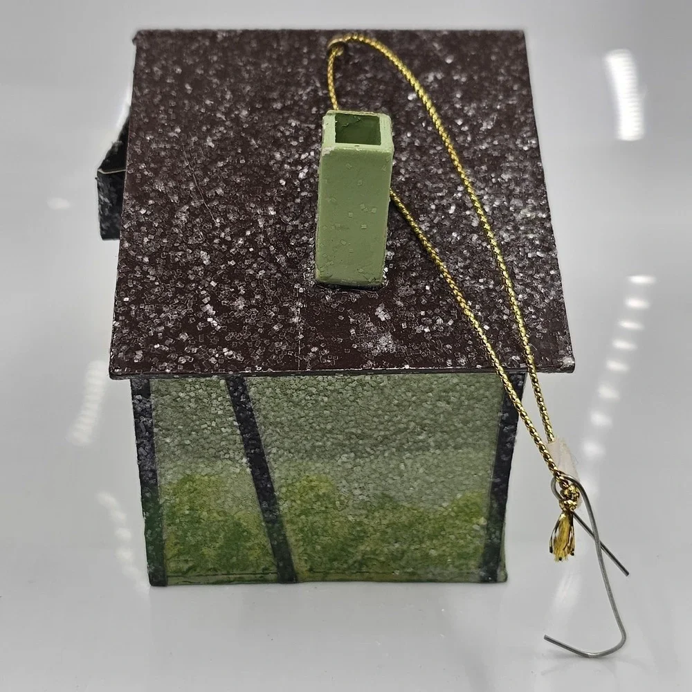 Paper House houses eyelets